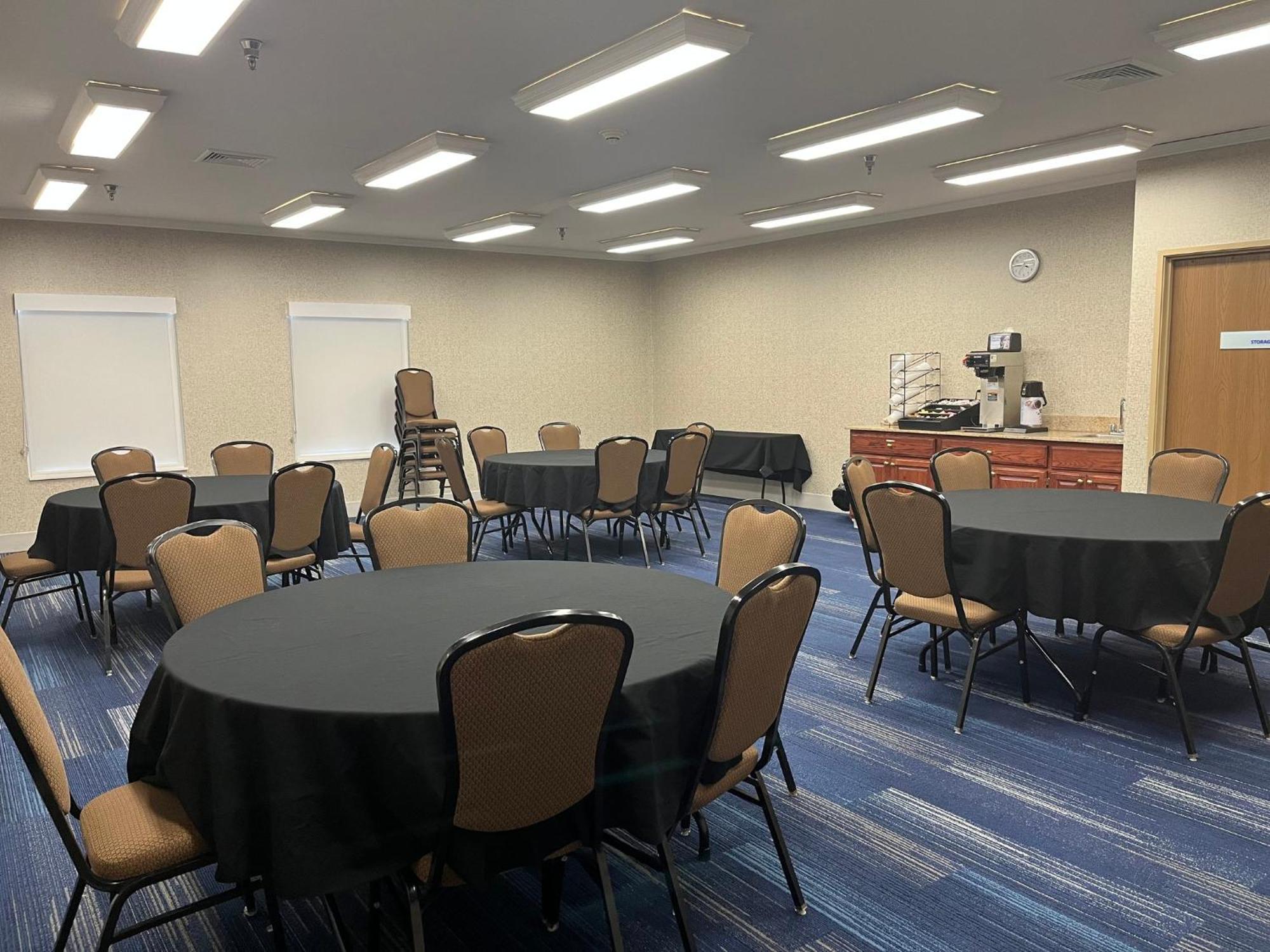 Holiday Inn Express Hotel & Suites Sioux Falls At Empire Mall By Ihg Bagian luar foto
