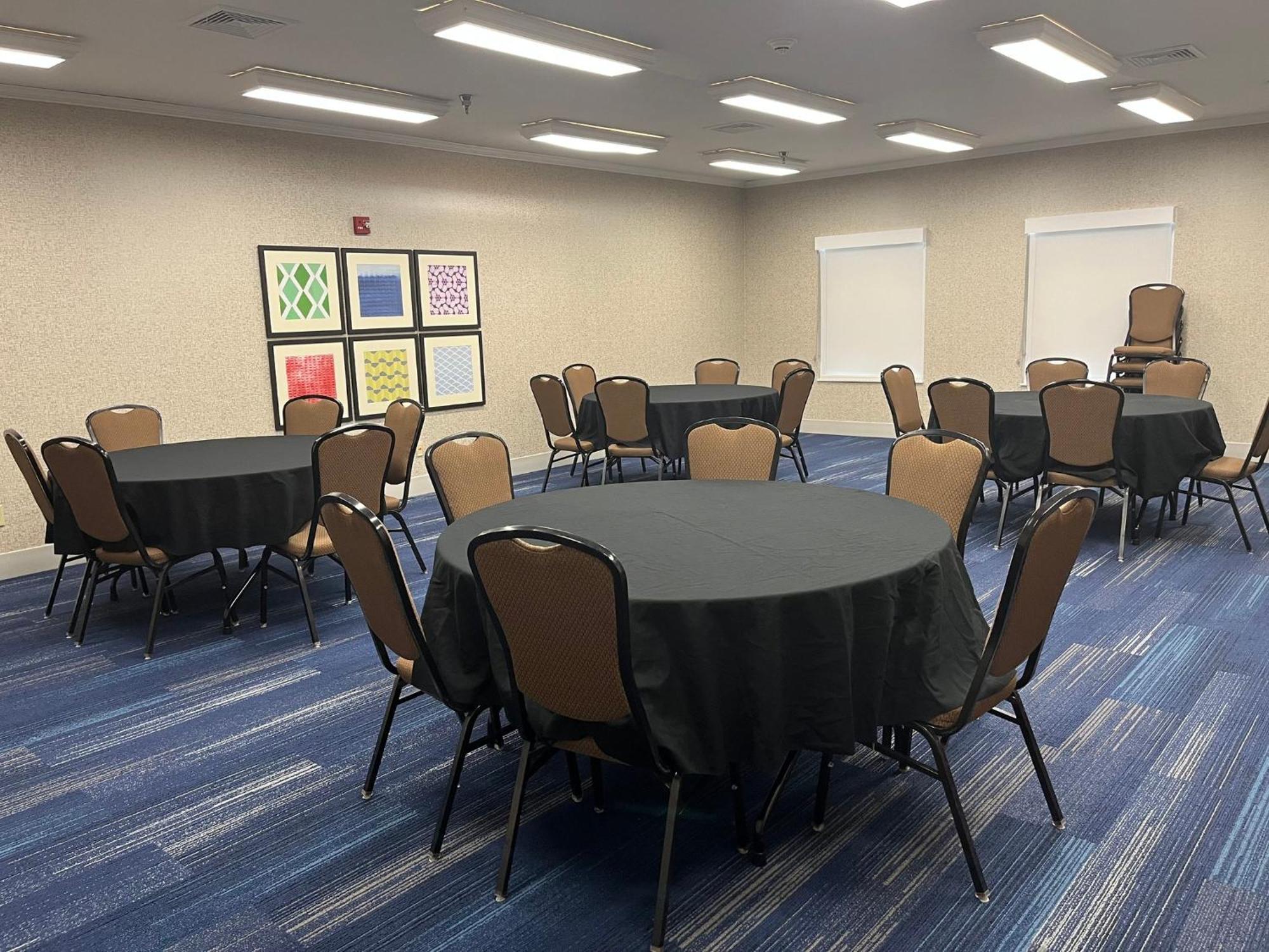 Holiday Inn Express Hotel & Suites Sioux Falls At Empire Mall By Ihg Bagian luar foto