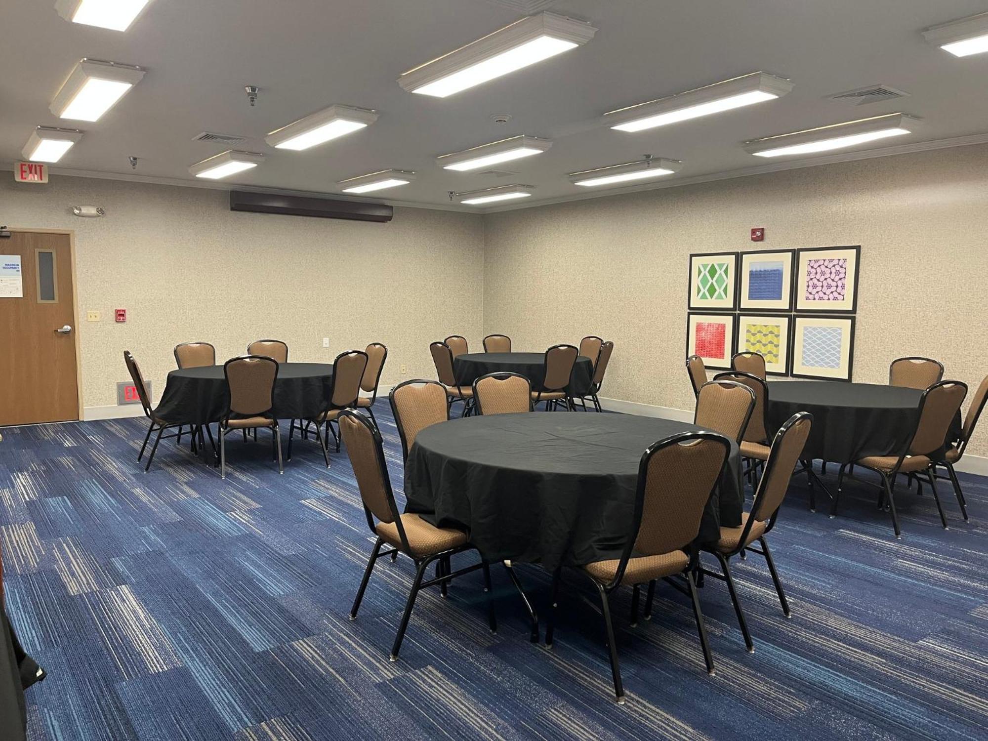 Holiday Inn Express Hotel & Suites Sioux Falls At Empire Mall By Ihg Bagian luar foto